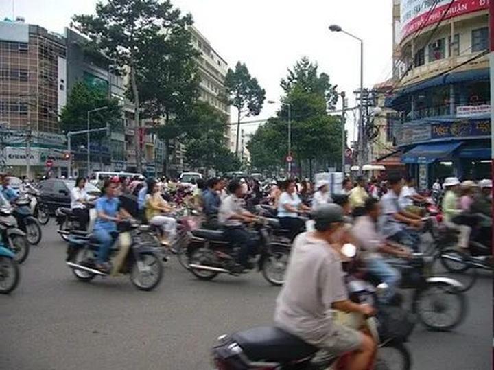 Nội dung: Mùa hè đang đầy vui vẻ với những xu hướng mới, và Huda Ice Twist đang chinh